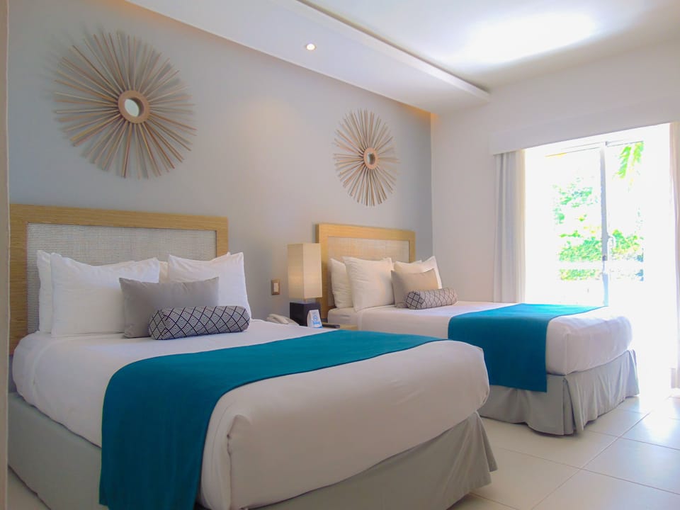 Deluxe Room, Garden View | Minibar, in-room safe, desk, blackout drapes