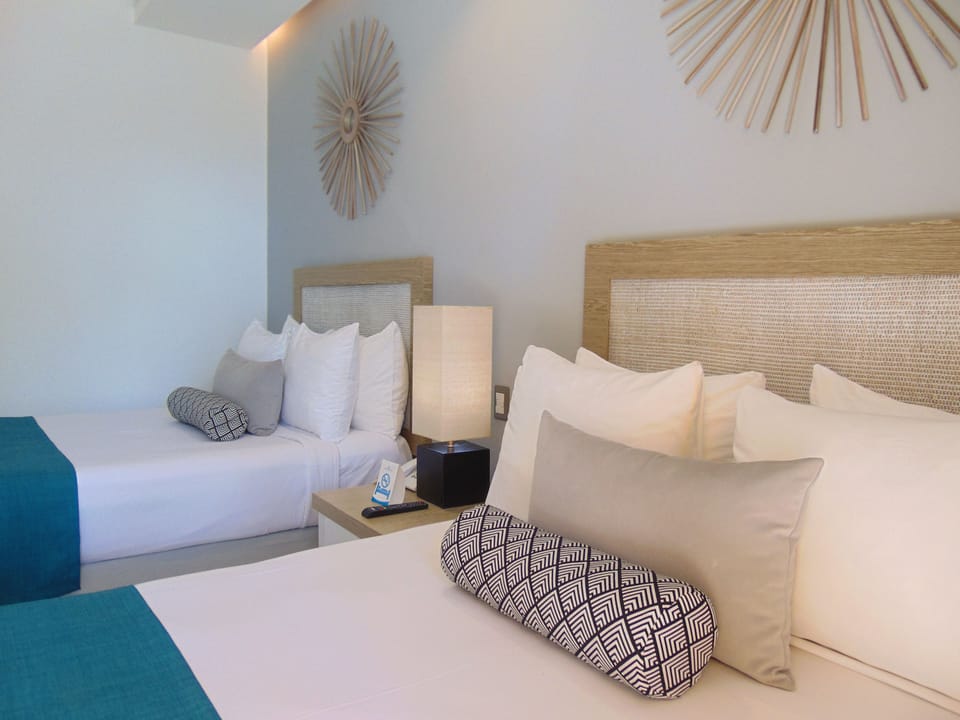 Deluxe Room, Garden View | Minibar, in-room safe, desk, blackout drapes