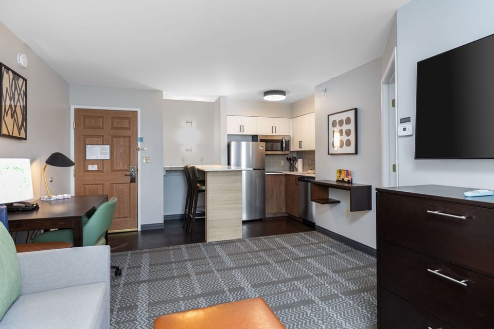 Premium bedding, in-room safe, desk, laptop workspace