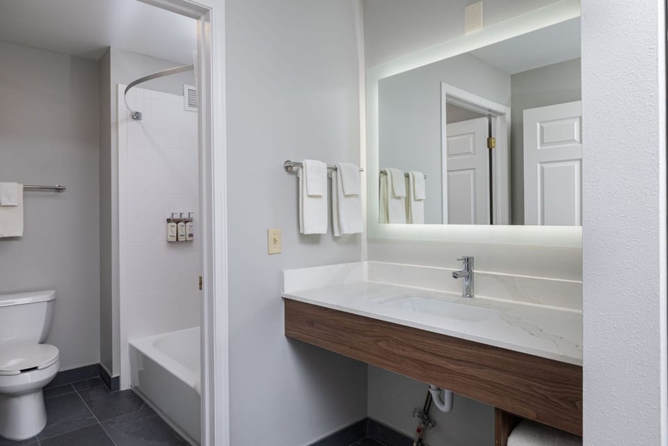 Premium bedding, in-room safe, desk, laptop workspace