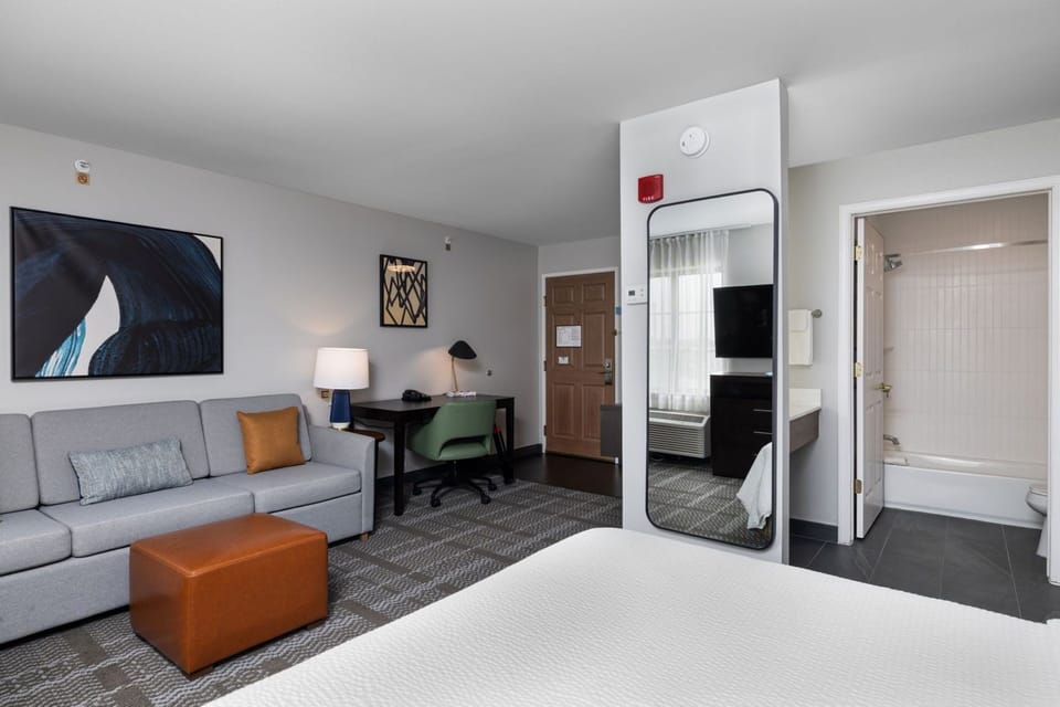 Studio Suite, 1 Queen Bed, Kitchen | Premium bedding, in-room safe, desk, laptop workspace