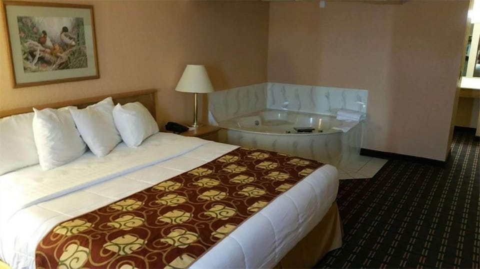 Grand Suite, 1 King Bed, Jetted Tub | Desk, iron/ironing board, free WiFi, bed sheets