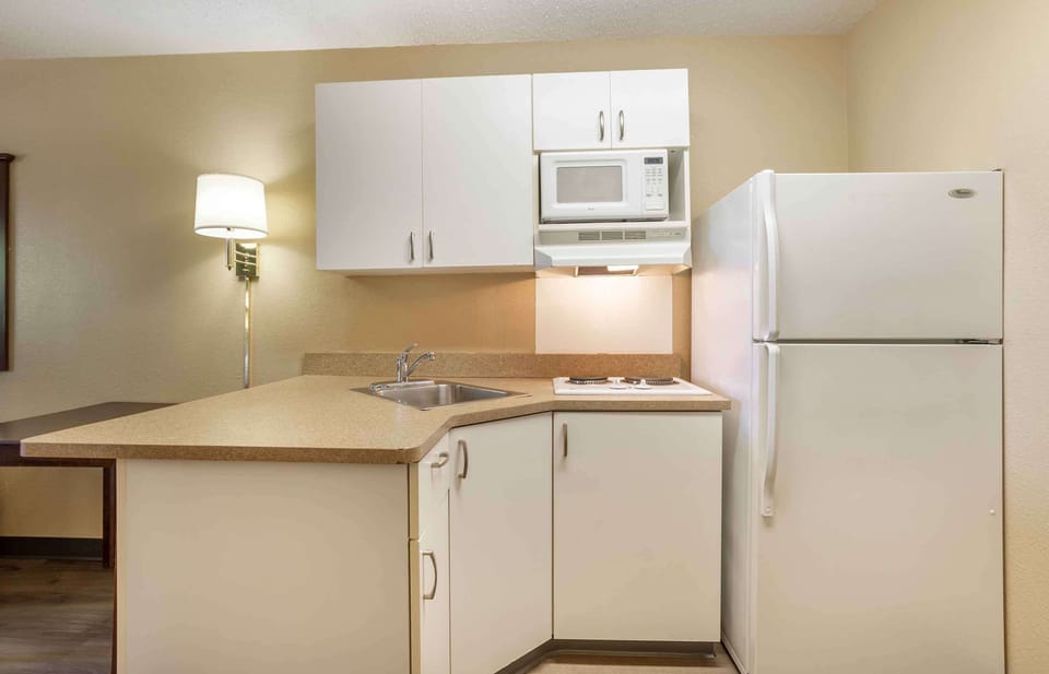 Full-size fridge, microwave, stovetop, coffee/tea maker