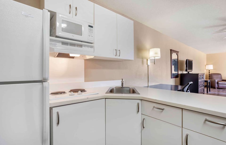 Full-size fridge, microwave, stovetop, coffee/tea maker