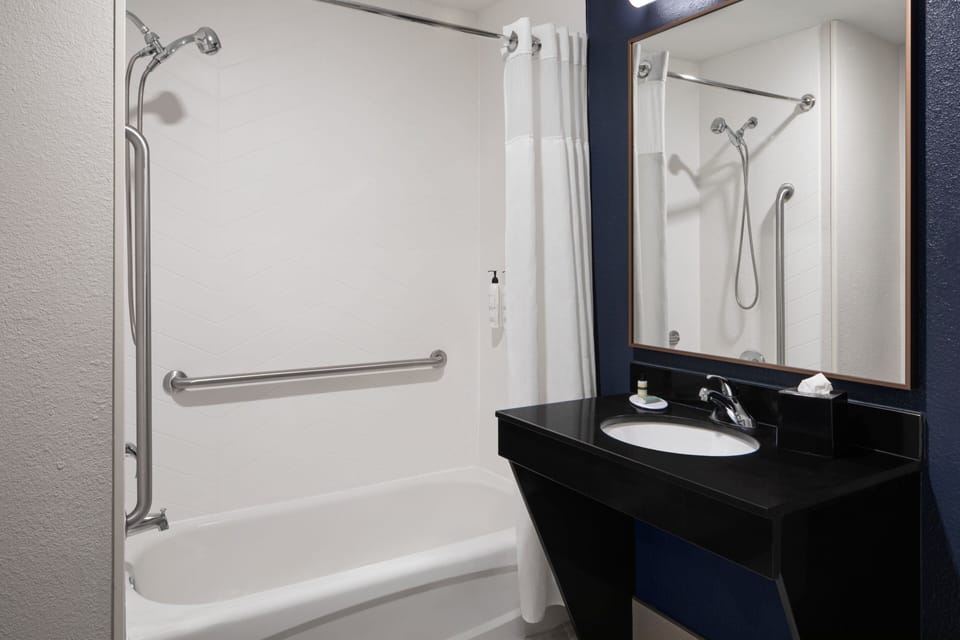 Combined shower/tub, free toiletries, hair dryer, towels