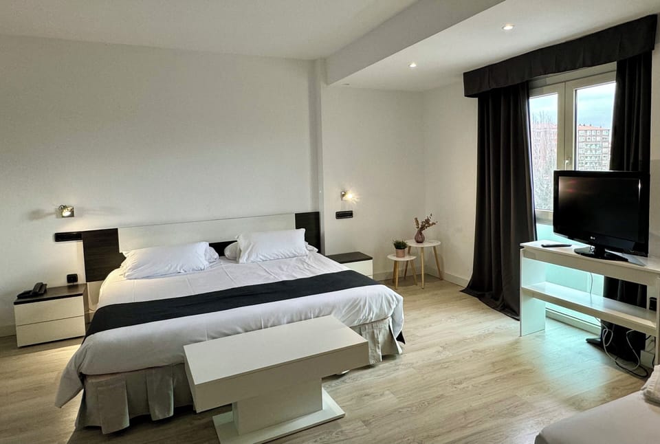 Family Room | In-room safe, desk, free WiFi