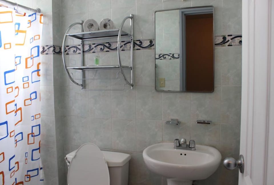 Shower, free toiletries, towels