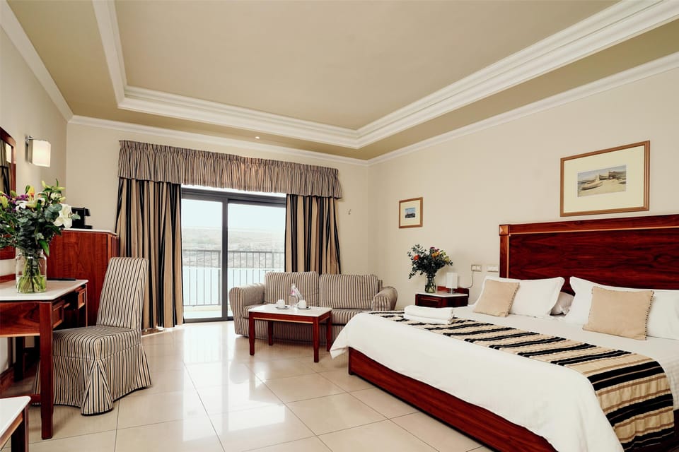 Junior Suite, Sea View | Minibar, in-room safe, desk, blackout drapes