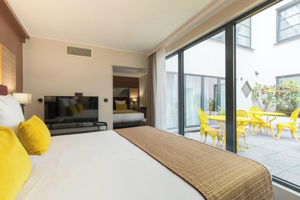 Deluxe Suite (2 King Beds) | Hypo-allergenic bedding, minibar, in-room safe, desk