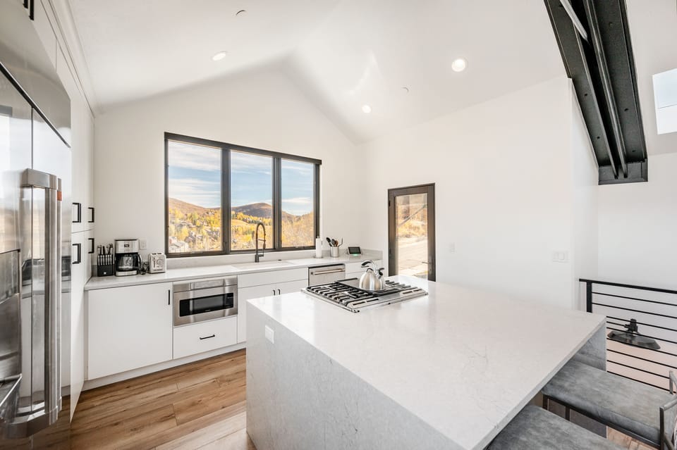 Modern, fully equipped kitchen