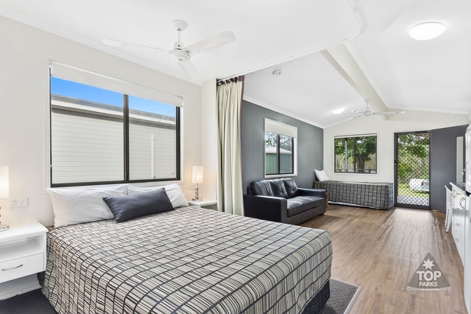 Deluxe Studio Cabin | WiFi (free), individually furnished, bed sheets