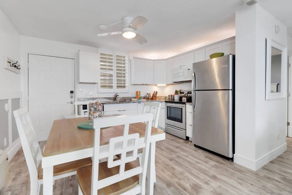 Dining for 4 and a beautiful remodeled full kitchen.