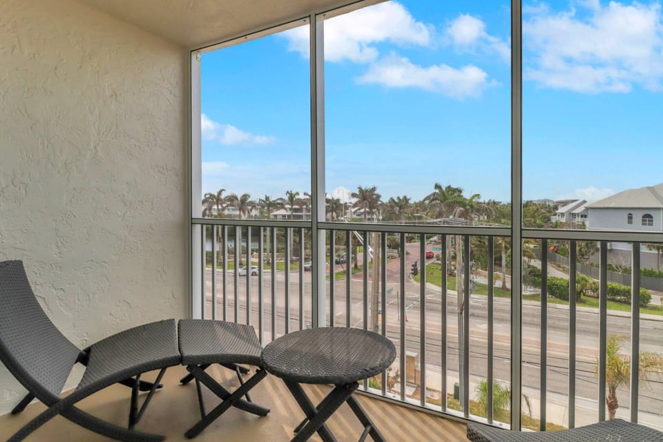 From the 5th floor balcony you enjoy a view of the Gulf and the exclusive neighborhood of Barefoot Beach.