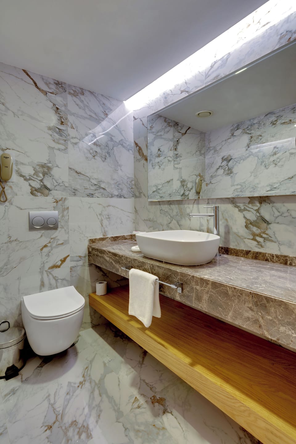 Comfort Suite | Bathroom | Shower, rainfall showerhead, hair dryer, slippers