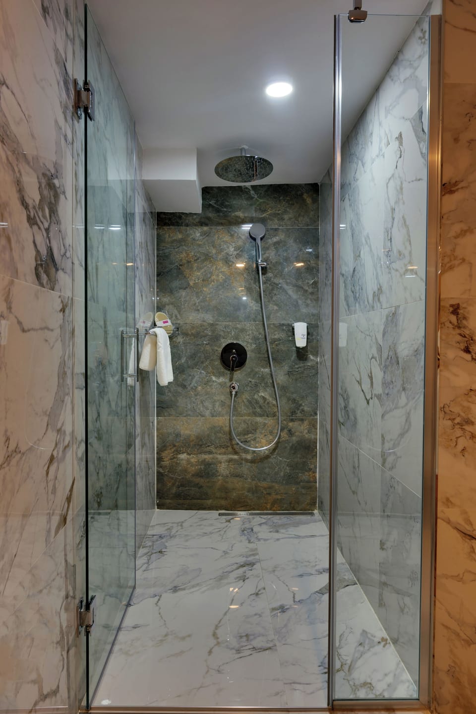 Comfort Suite | Bathroom | Shower, rainfall showerhead, hair dryer, slippers