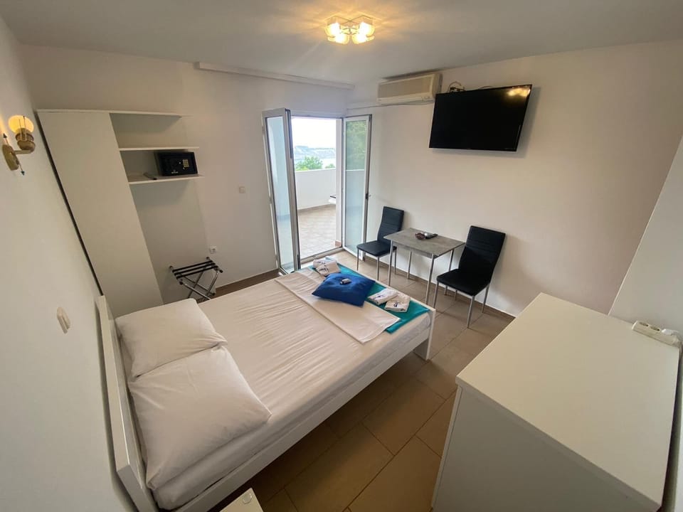 Room, 1 Bedroom, Accessible, Smoking | 1 bedroom