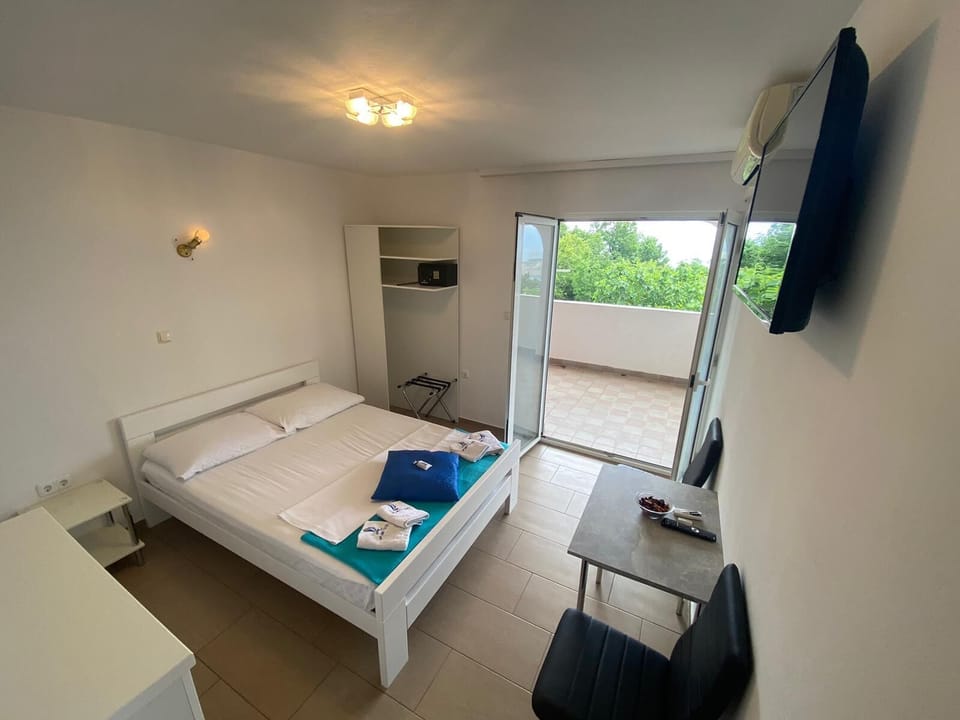 Room, 1 Bedroom, Accessible, Smoking | 1 bedroom