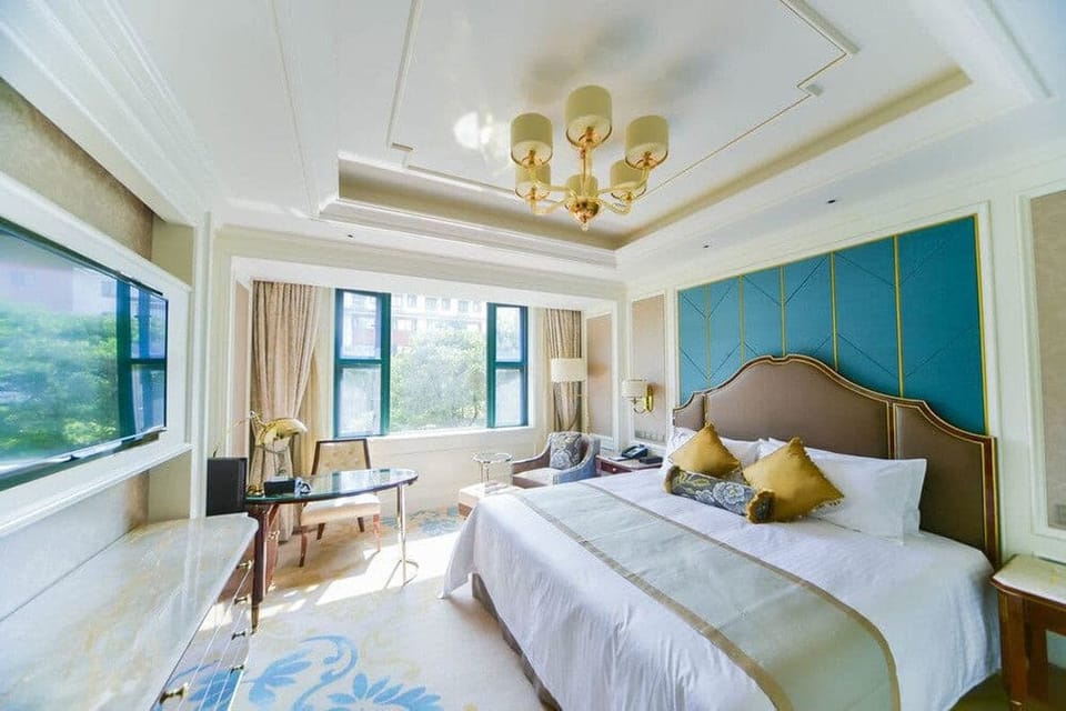 Executive Double Room, 1 King Bed | Premium bedding, minibar, in-room safe, blackout drapes