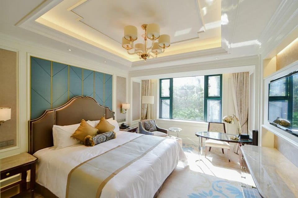 Deluxe Double Room, 1 King Bed | Premium bedding, minibar, in-room safe, blackout drapes