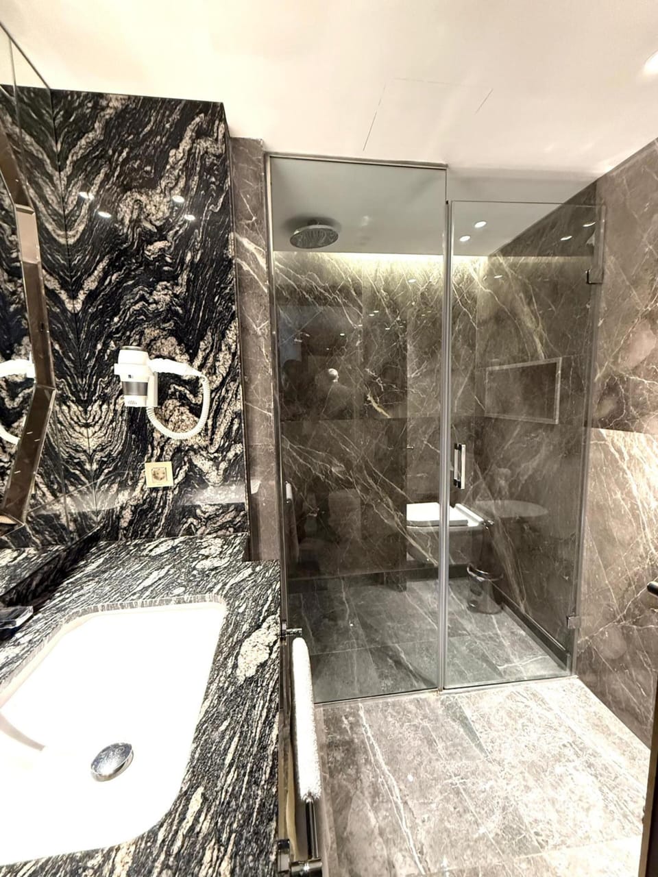 Separate tub and shower, free toiletries, hair dryer, bathrobes