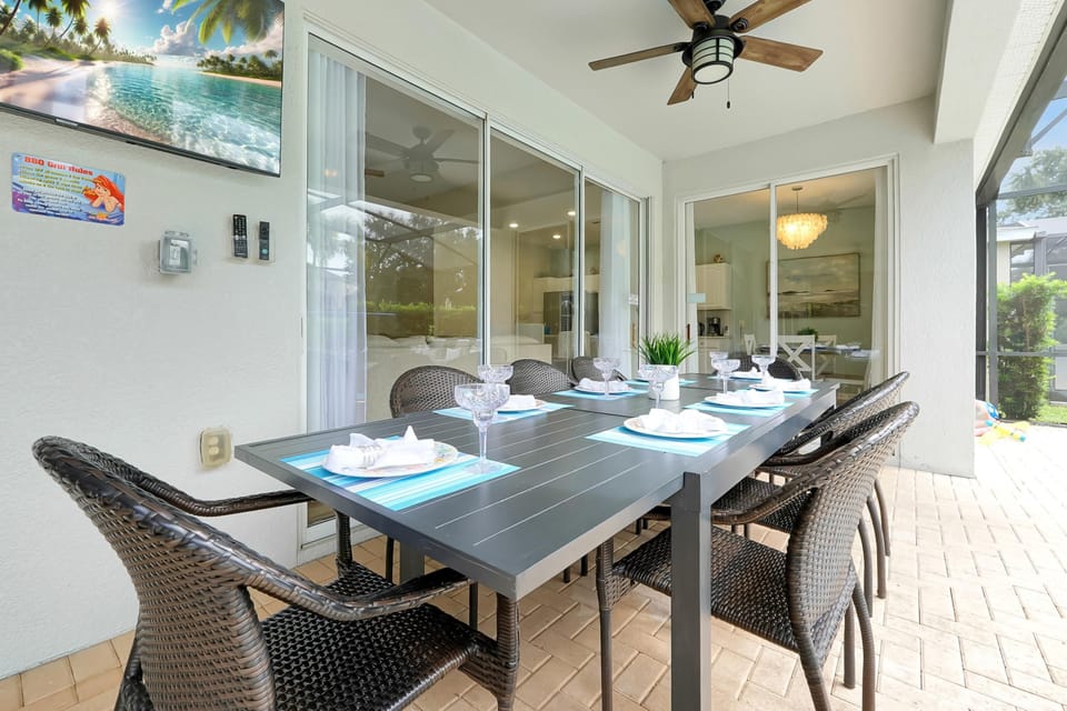 Outdoor dining for 10-12