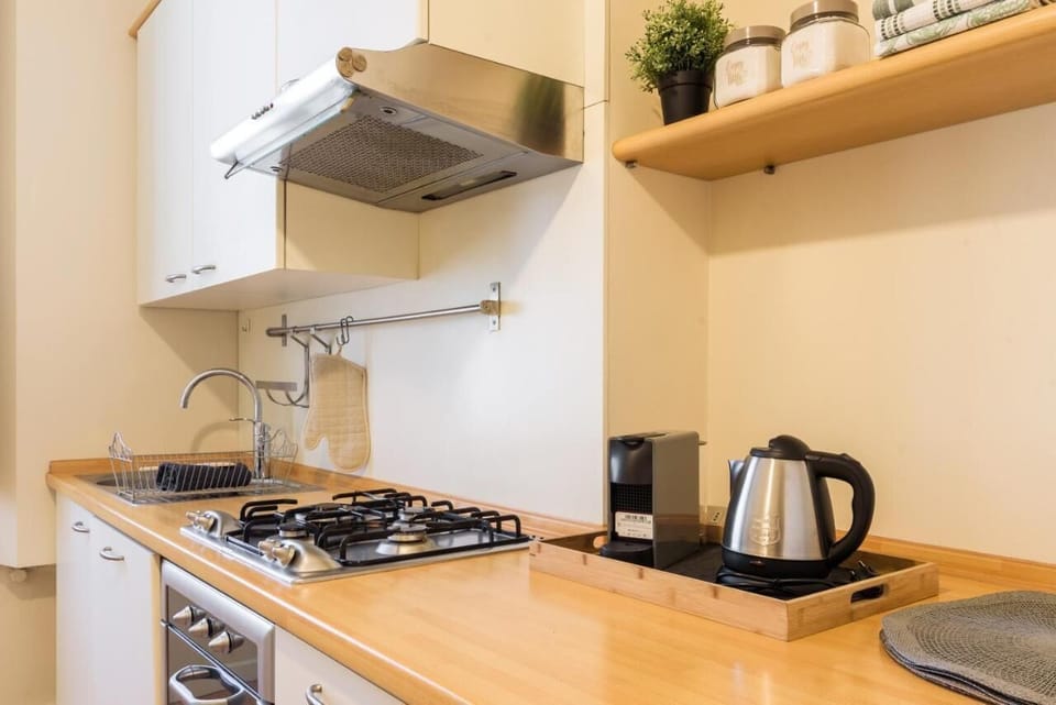 City Apartment | Private kitchen | Oven, stovetop, dishwasher, espresso maker
