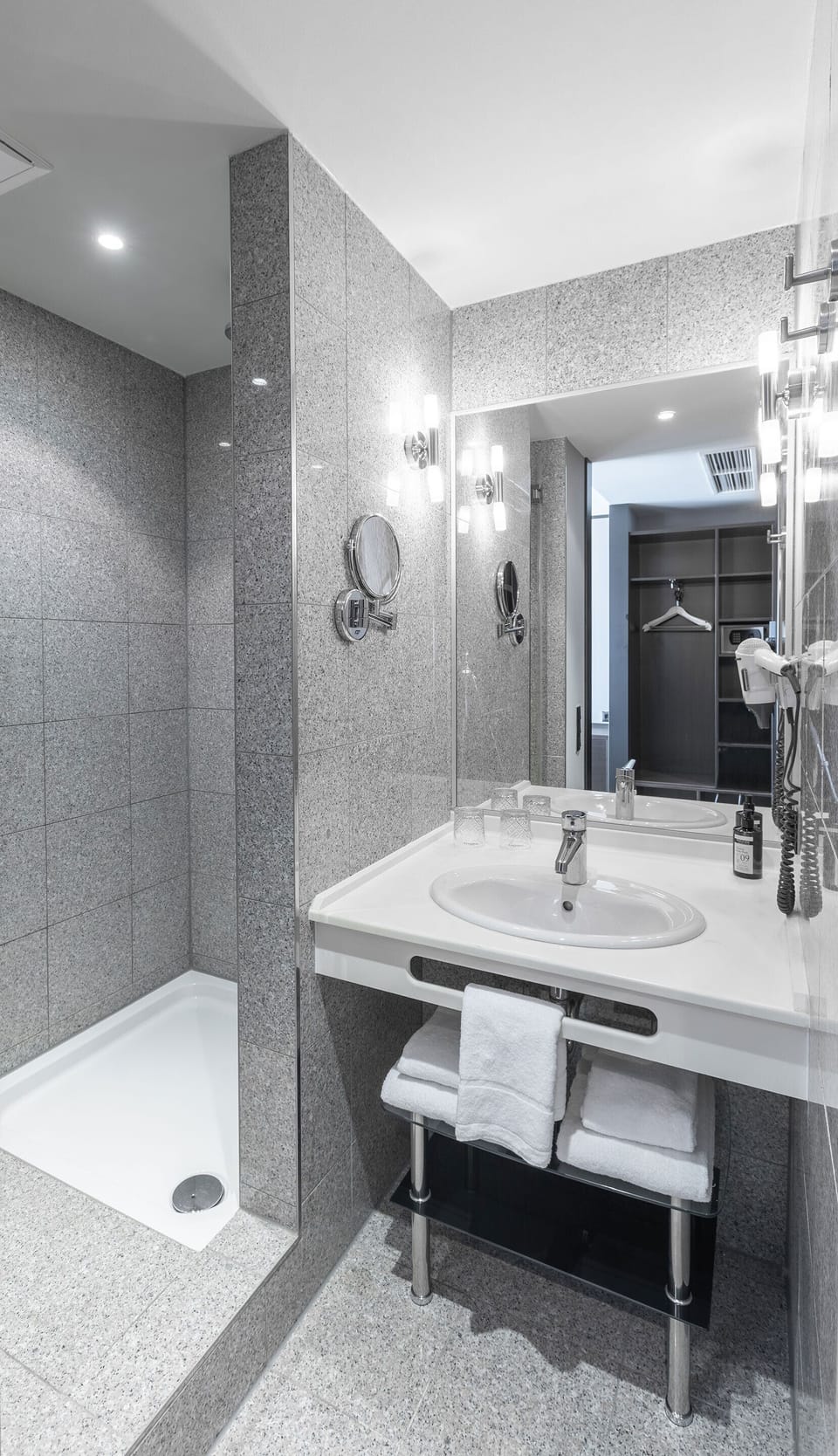 Standard Double Room, 1 Queen Bed | Bathroom | Shower, rainfall showerhead, hair dryer, towels