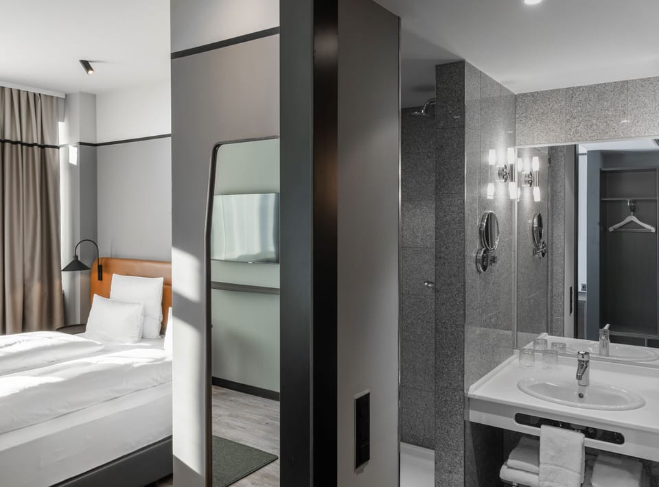 Standard Double Room, 1 Queen Bed | Bathroom | Shower, rainfall showerhead, hair dryer, towels