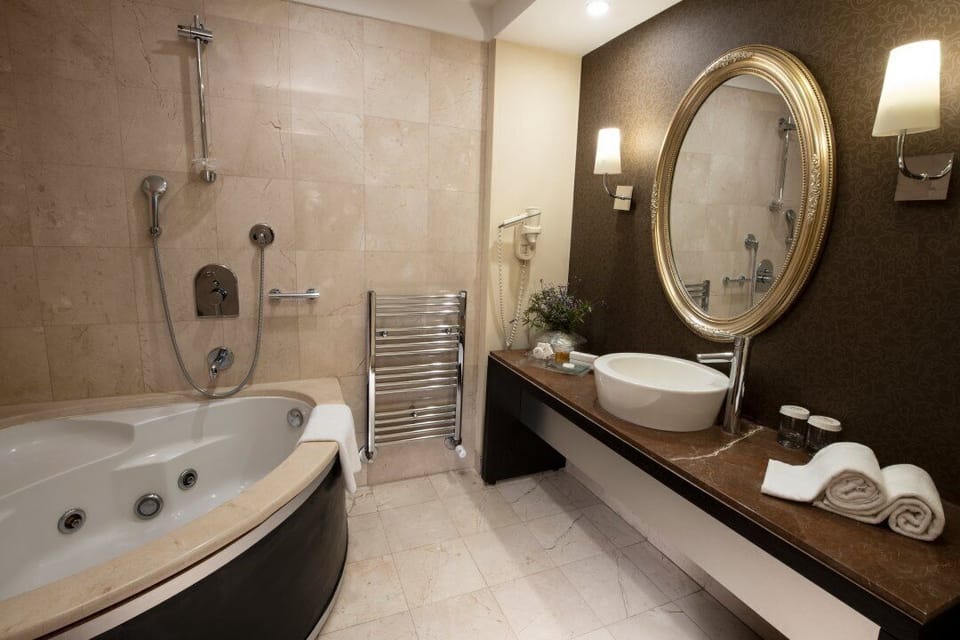 Suite | Bathroom | Combined shower/tub, free toiletries, hair dryer, slippers
