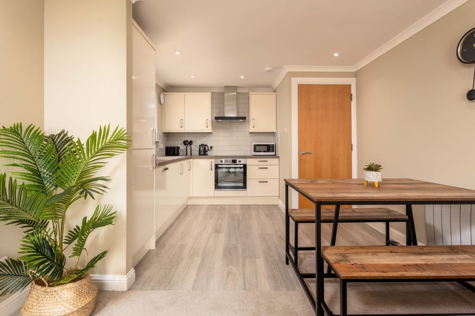 Classic Apartment | Private kitchen | Full-size fridge, microwave, oven, stovetop