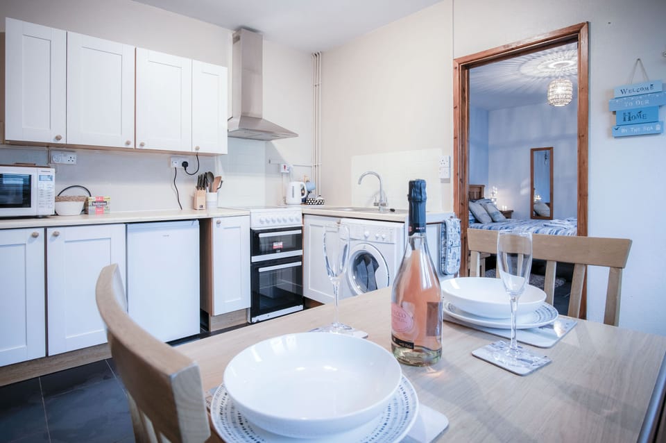 Cottage (1 Bedroom) | Private kitchen | Fridge, microwave, oven, electric kettle