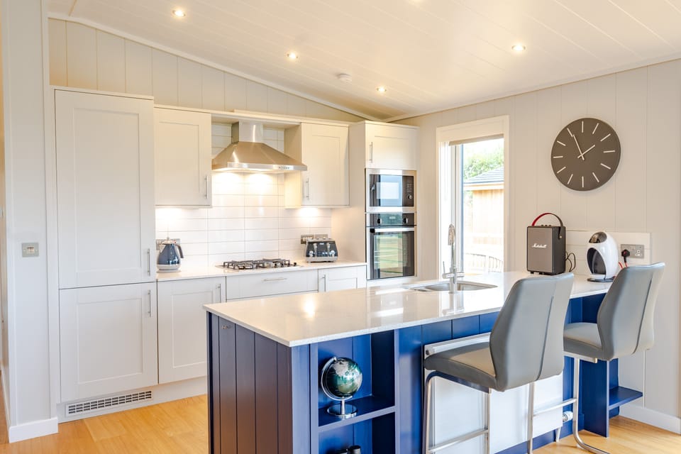 Ground floor: Kitchen with island breakfast bar