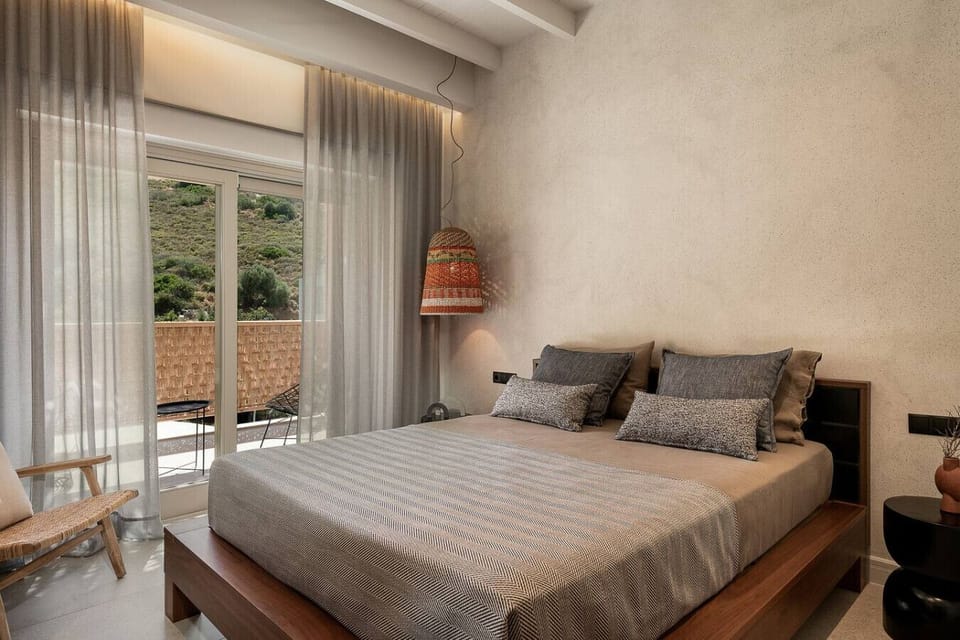 Double bed with balcony and magical mountain views.