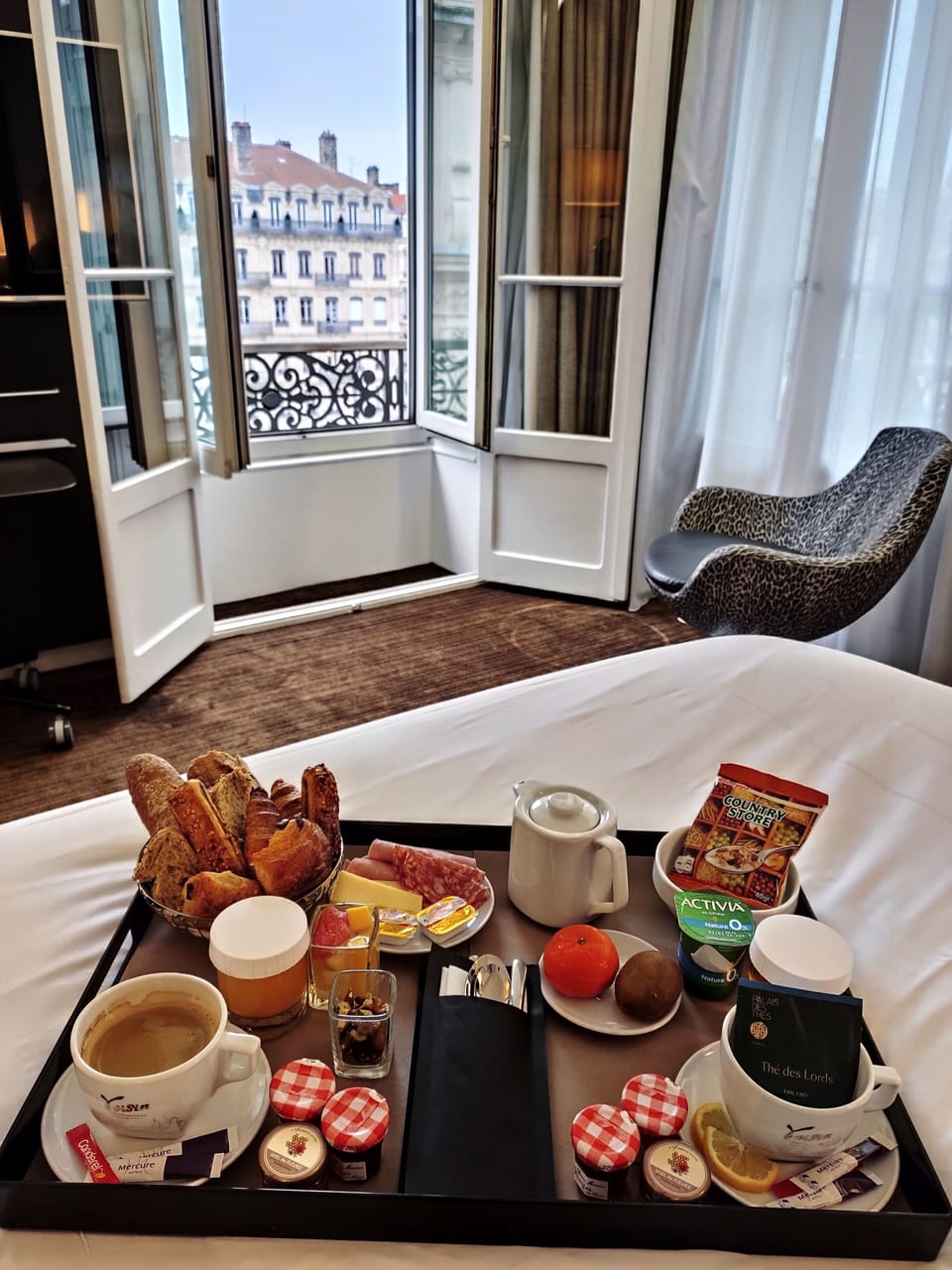 Buffet breakfast for a fee on weekends