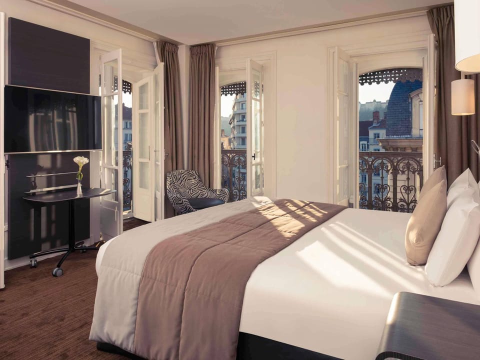 Privilege, Superior Room, 1 Double Bed | Minibar, in-room safe, desk, blackout drapes