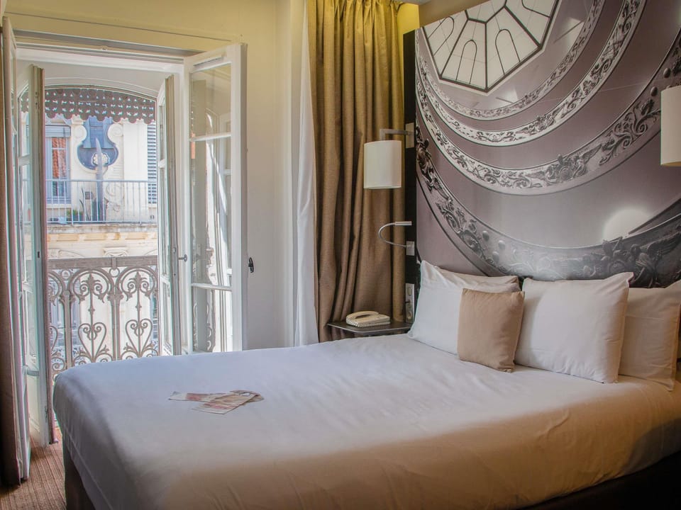 Classic Room, 1 Double Bed | Minibar, in-room safe, desk, blackout drapes