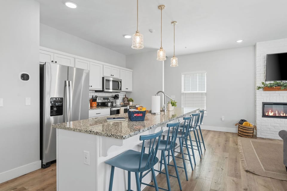 Open Kitchen & Bar Seating 