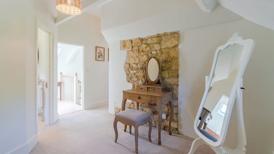 Dressing Area, Bedroom Four, Colebrook Cottage, Bolthole Retreats
