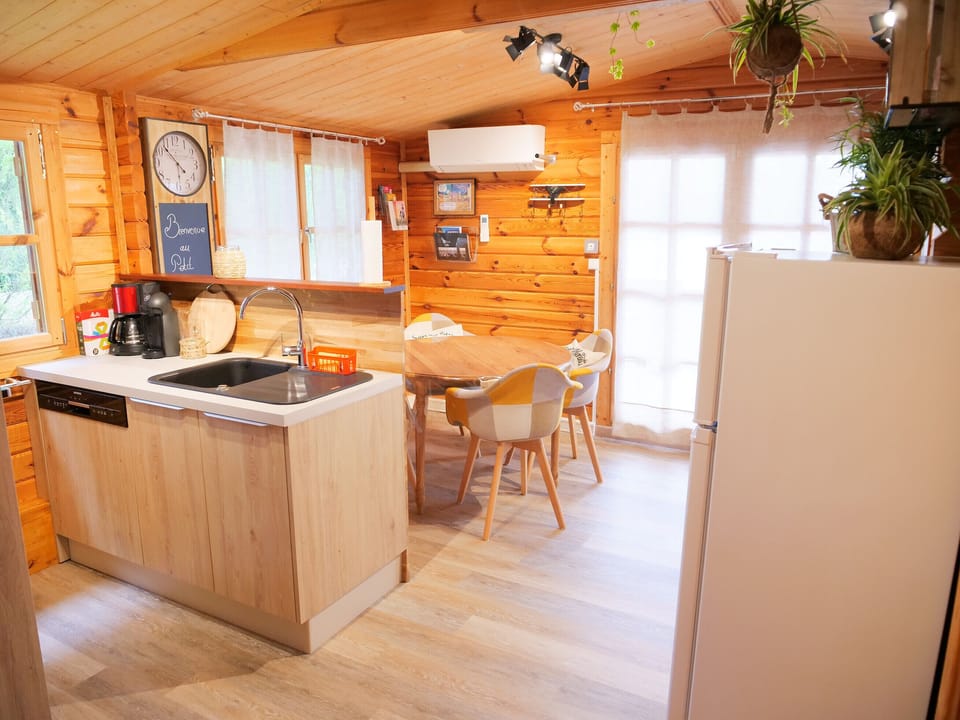 Family Cottage, Private Bathroom, Pool View (Le Petit Champigny) | Interior