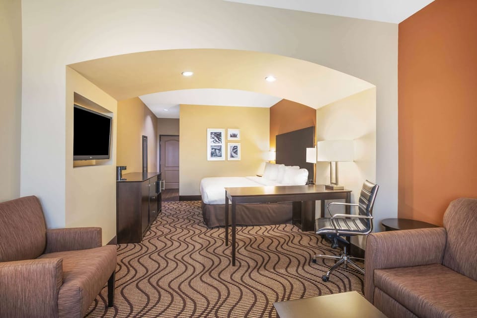 Deluxe Room, 1 King Bed, Accessible, Non Smoking (Mobility,Tub w/Grab Bars) | Premium bedding, desk, iron/ironing board, free cribs/infant beds