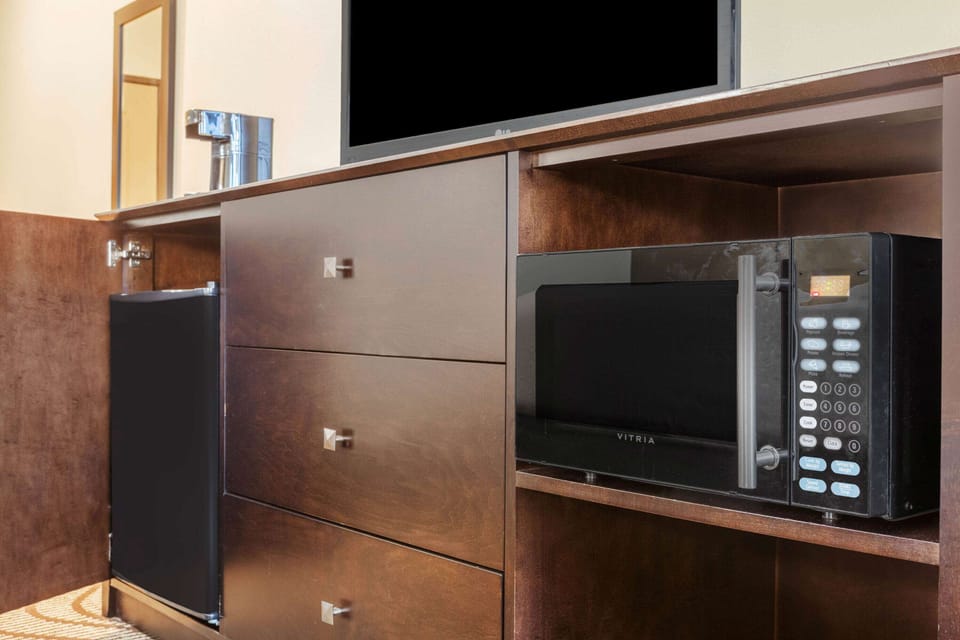 Premium bedding, desk, iron/ironing board, free cribs/infant beds