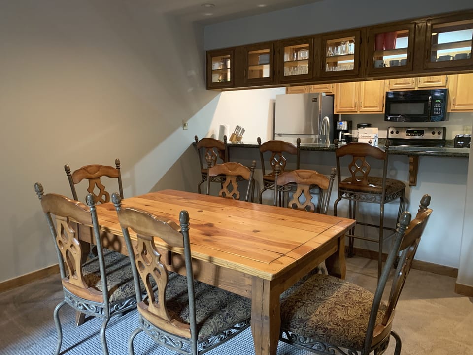Large table for 6 and 3 bar stools allows for plenty of seating for everyone. 