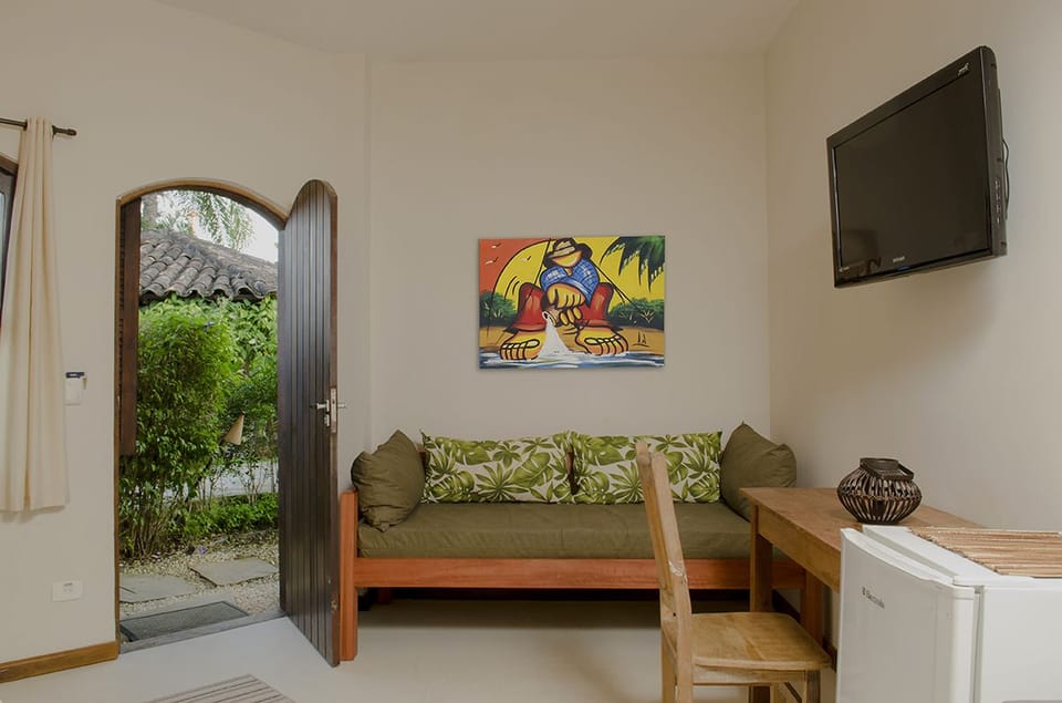 Apartment (Buriti) | Minibar, in-room safe, individually decorated, iron/ironing board