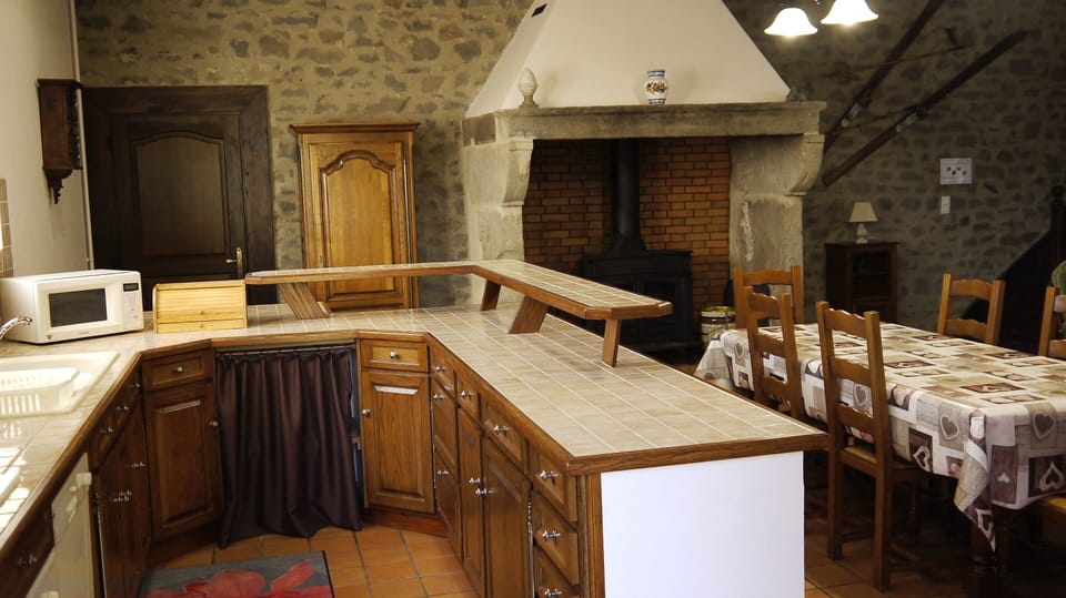 Comfort Cottage, Ensuite, Park View | Shared kitchen | Highchair