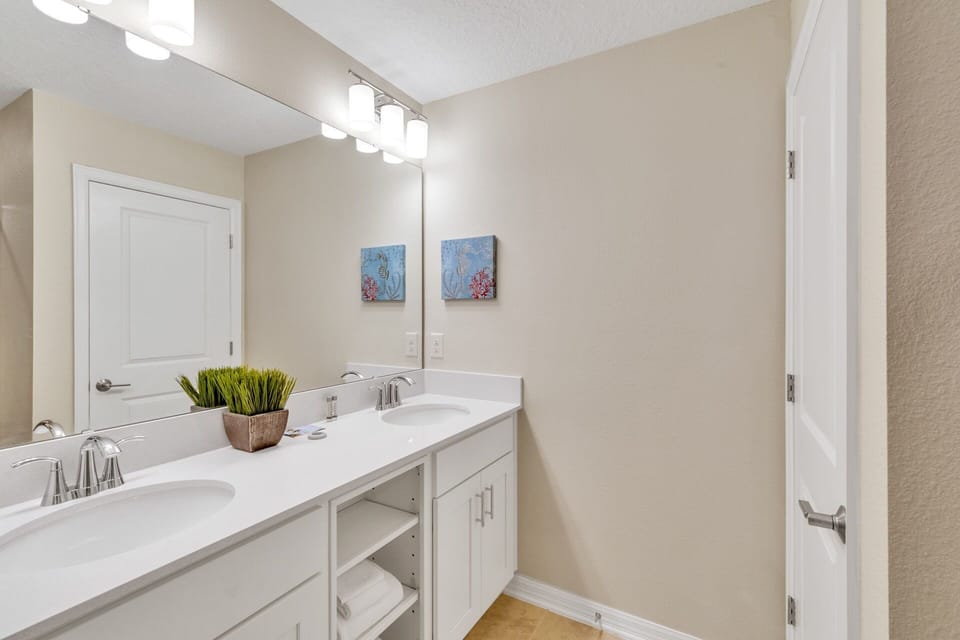 En-suite bathroom (bed #1).