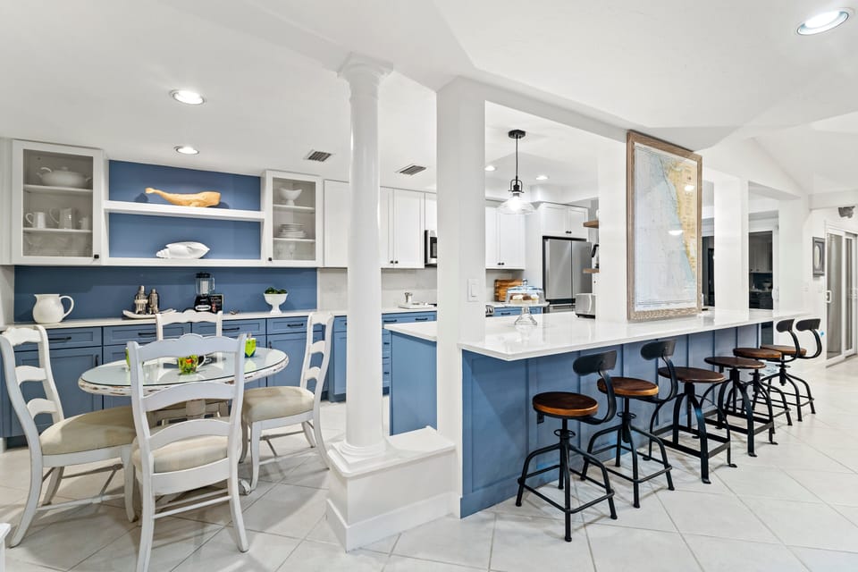 Kitchen, breakfast nook and island breakfast bar.