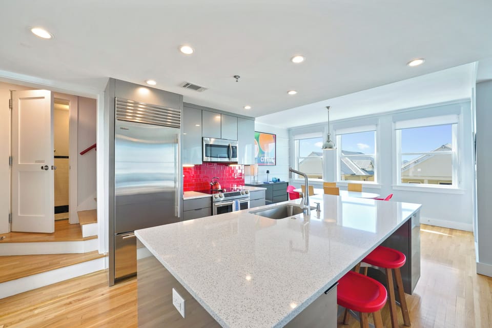 LARGE KITCHEN WITH BARTOP SEATING FOR TWO MORE