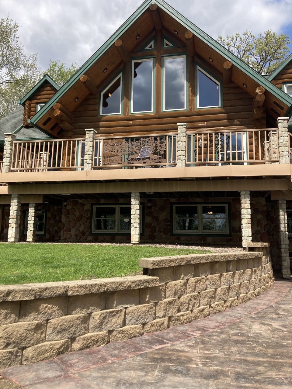 Beautiful Rosewood Lodge welcomes YOU!