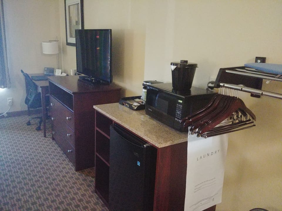 Premium bedding, in-room safe, desk, laptop workspace