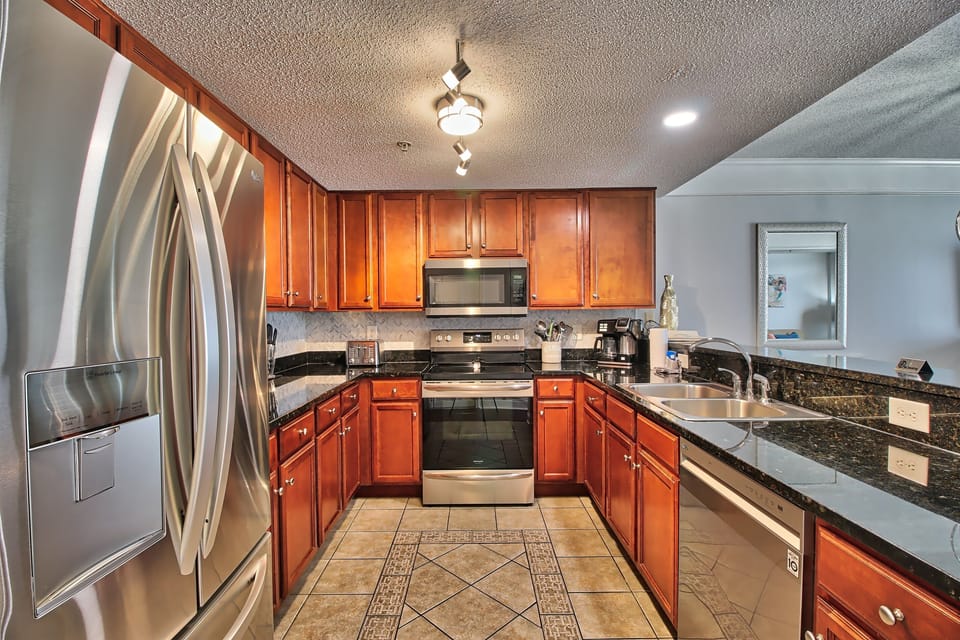 Beautifully appointed Kitchen with Stainless appliances